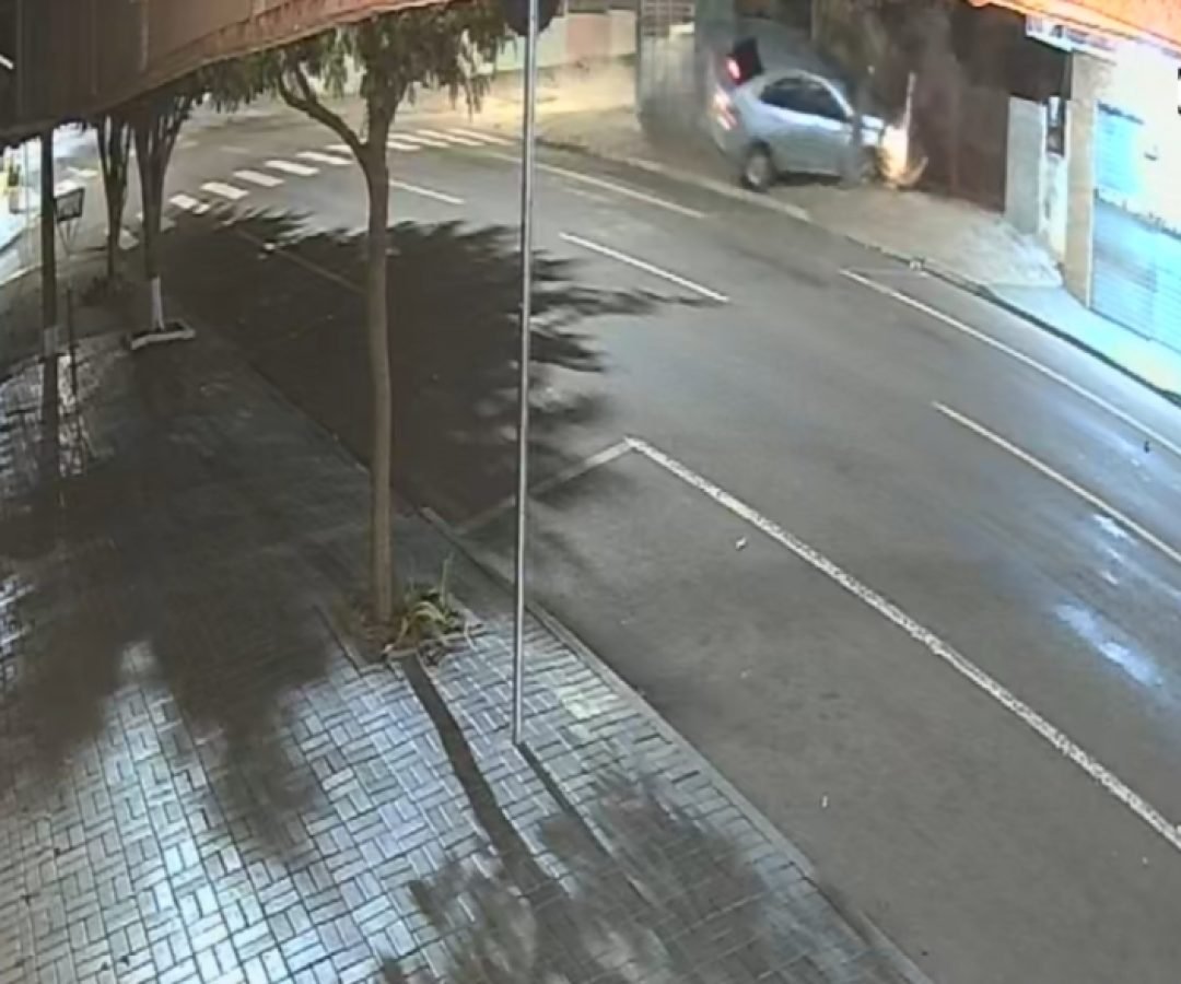 Câmeras de segurança registram grave acidente que destruiu carro no bairro Santa Cruz