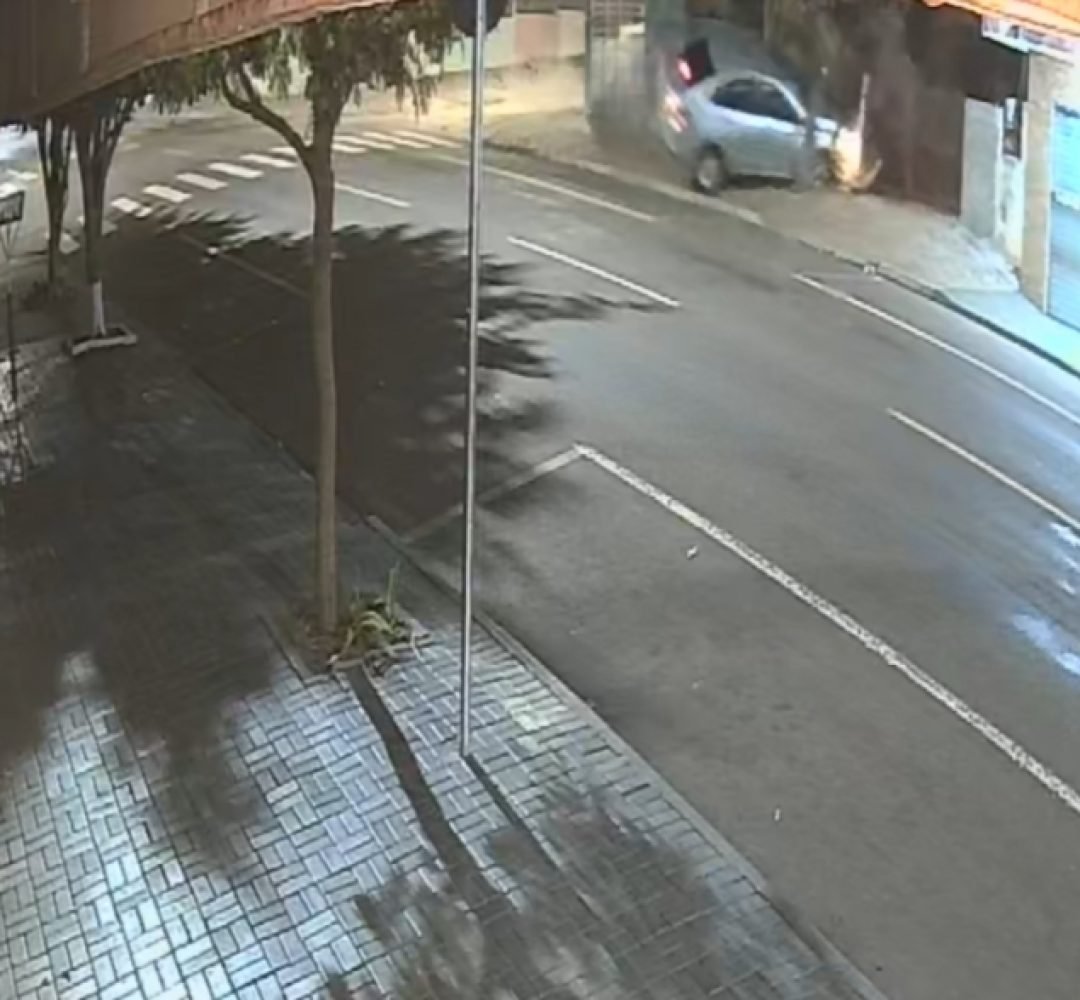 Câmeras de segurança registram grave acidente que destruiu carro no bairro Santa Cruz
