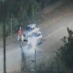 Câmeras flagram momento em que suspeitos abandonam caminhonete furtada em Cascavel
