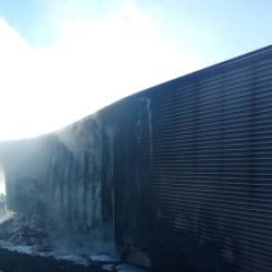 Caminhão câmara fria é destruído pelo fogo na BR-163