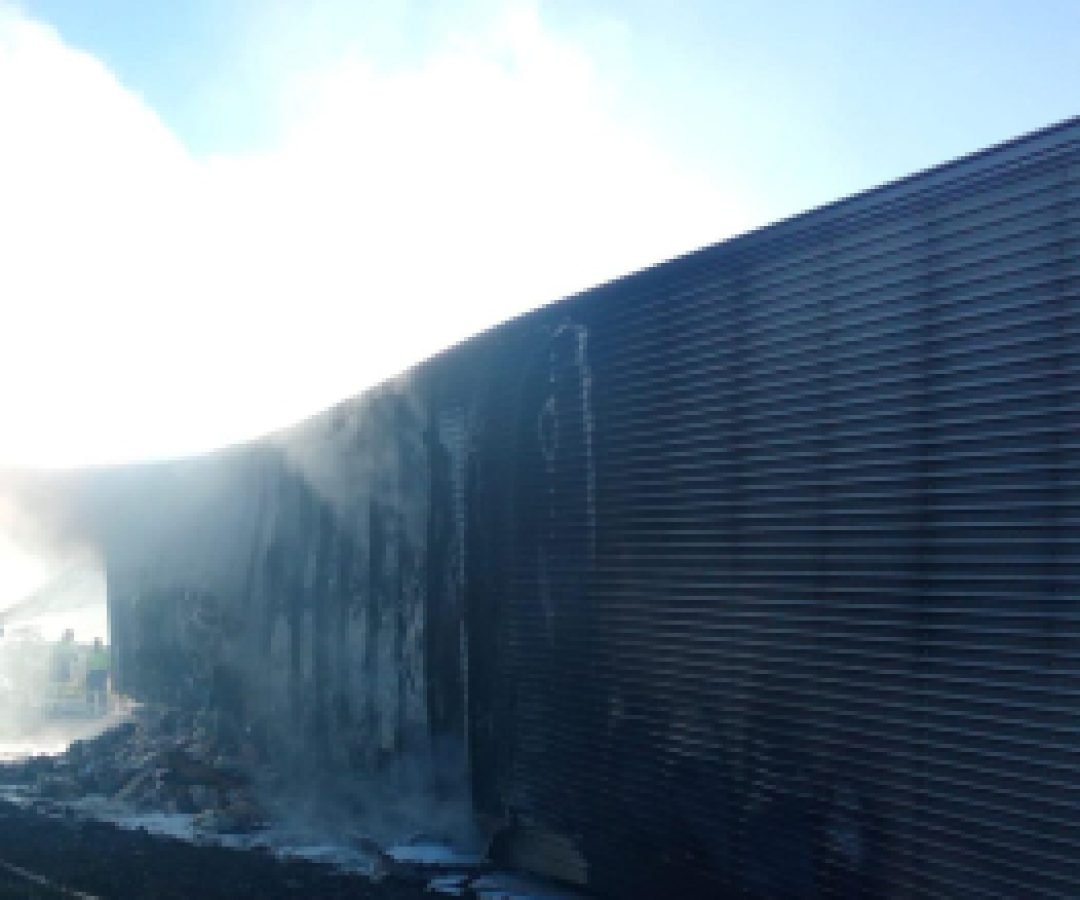 Caminhão câmara fria é destruído pelo fogo na BR-163