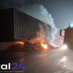 Caminhão carregado com amendoim é destruído por incêndio na BR-376 em Palmeira