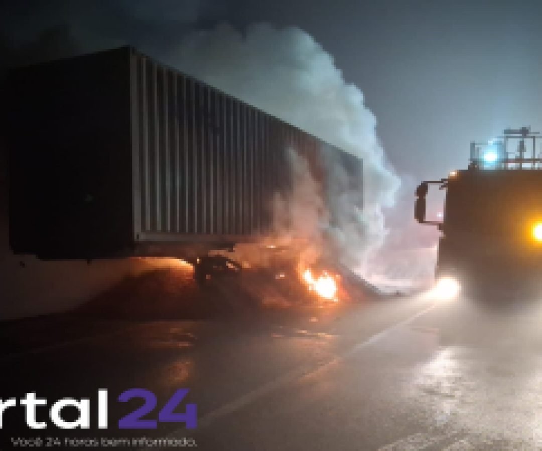 Caminhão carregado com amendoim é destruído por incêndio na BR-376 em Palmeira