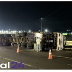 Caminhão carregado com frango congelado tomba ao acessar a BR-277 pelo Trevo Cataratas, em Cascavel