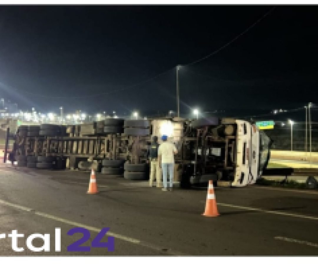 Caminhão carregado com frango congelado tomba ao acessar a BR-277 pelo Trevo Cataratas, em Cascavel
