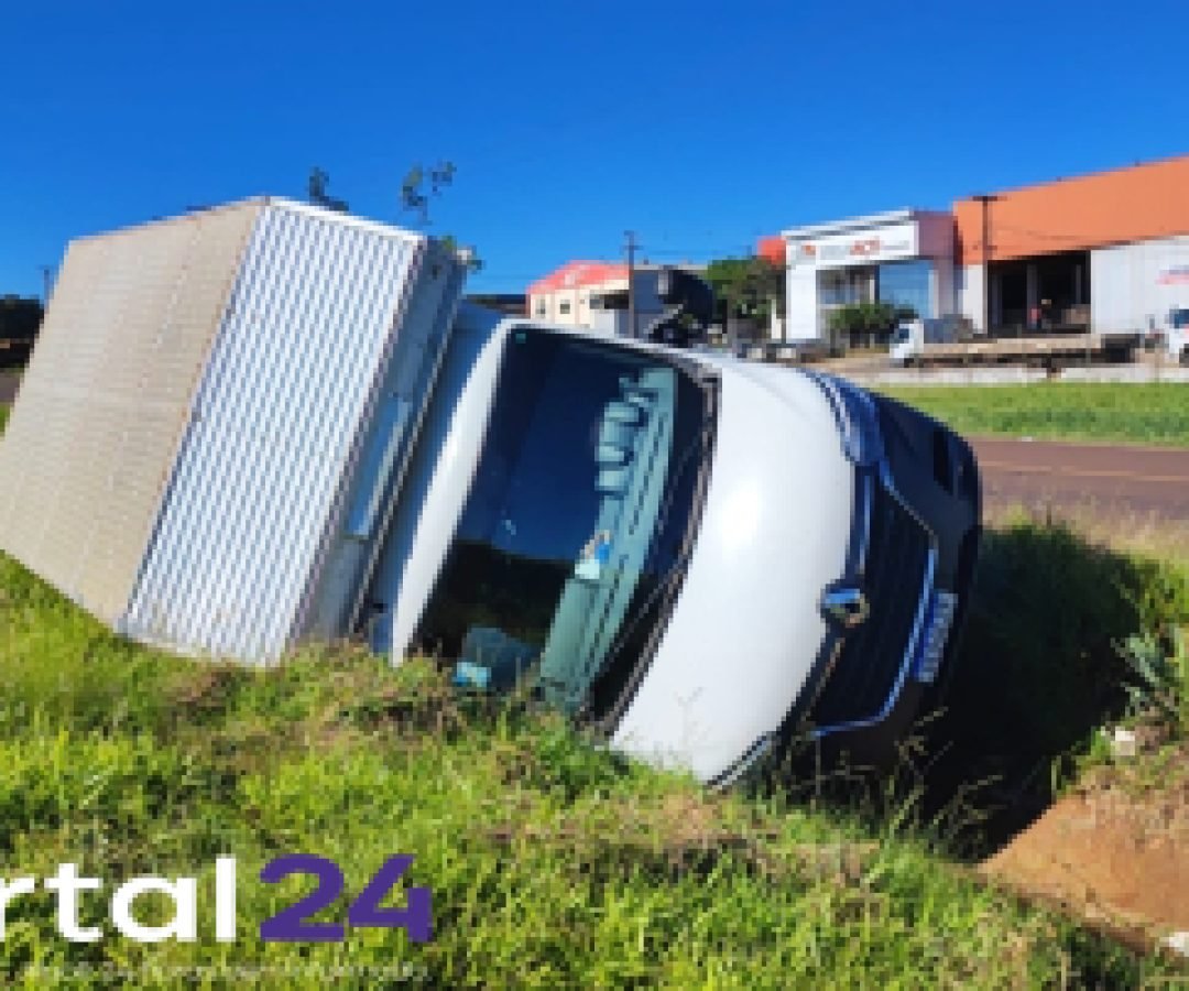 Caminhão carregado com perfumaria tomba após cair em canaleta de rodovia; ninguém se feriu