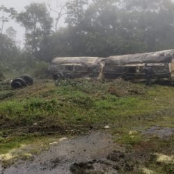 Caminhão com carga de óleo vegetal tomba na BR-277 e interdita rodovia em Morretes