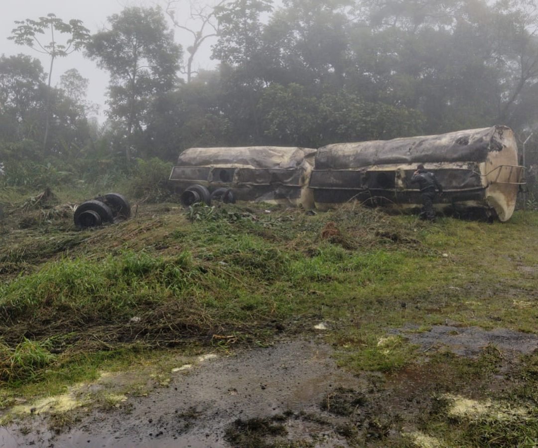 Caminhão com carga de óleo vegetal tomba na BR-277 e interdita rodovia em Morretes