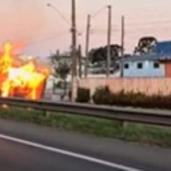 Caminhão container tomba e pega fogo na BR-277