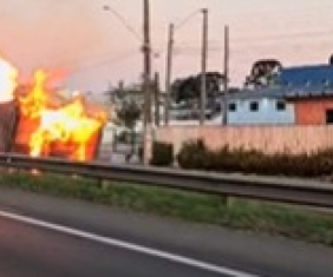 Caminhão container tomba e pega fogo na BR-277