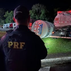 Caminhão de Cascavel se envolve em acidente com vazamento de combustível na BR-277