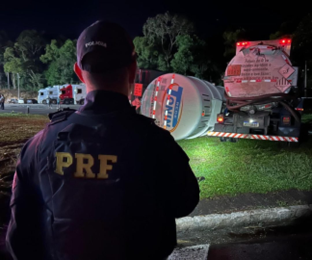 Caminhão de Cascavel se envolve em acidente com vazamento de combustível na BR-277