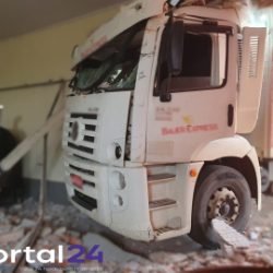 Caminhão desgovernado atinge salão em Lindoeste