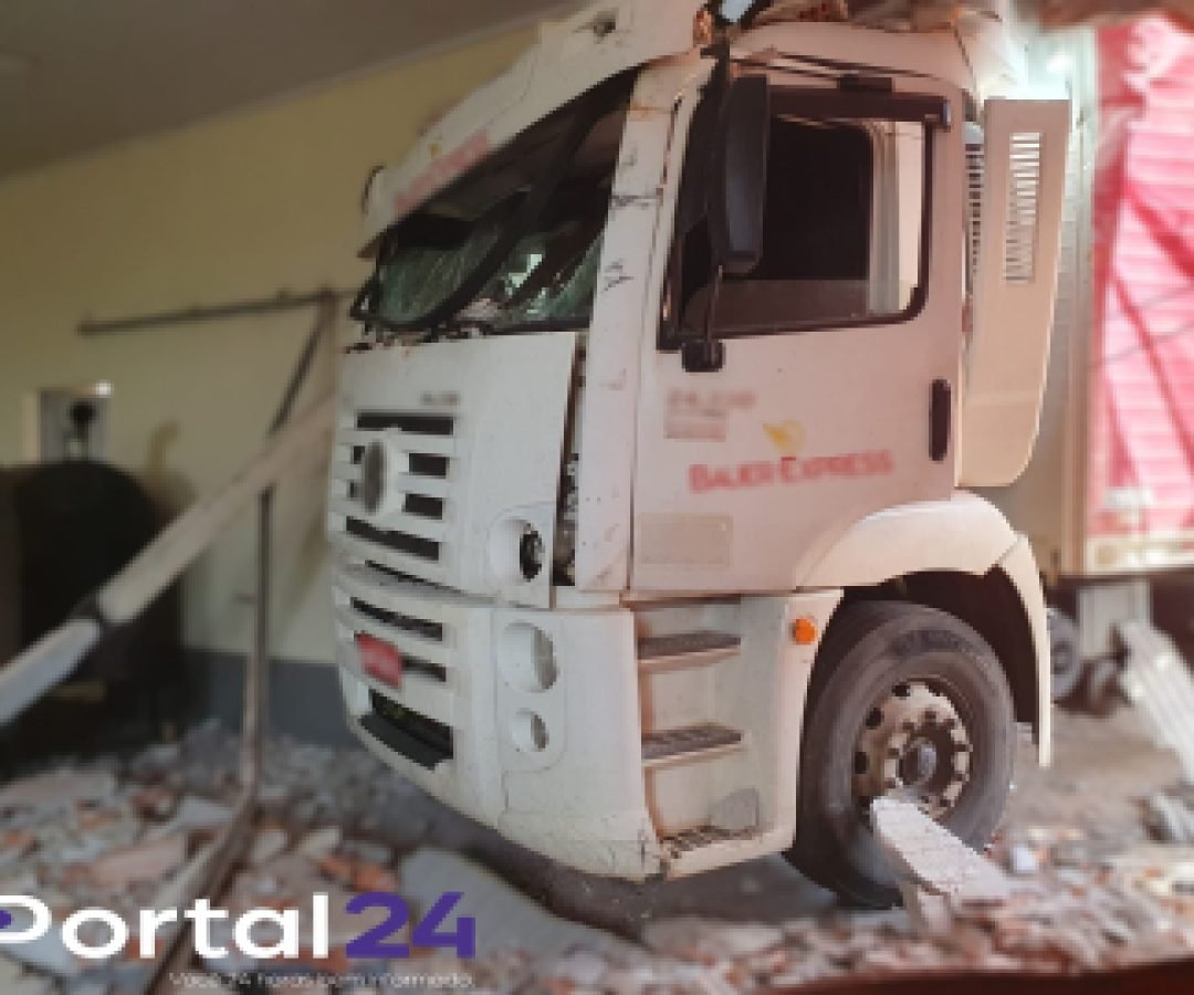 Caminhão desgovernado atinge salão em Lindoeste