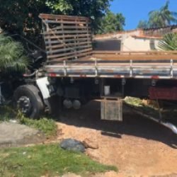 Caminhão invade quintal em Campo Mourão