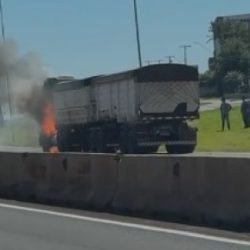 Caminhão pega fogo na BR-277