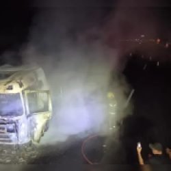 Caminhão pega fogo na PR-151 em Ponta Grossa