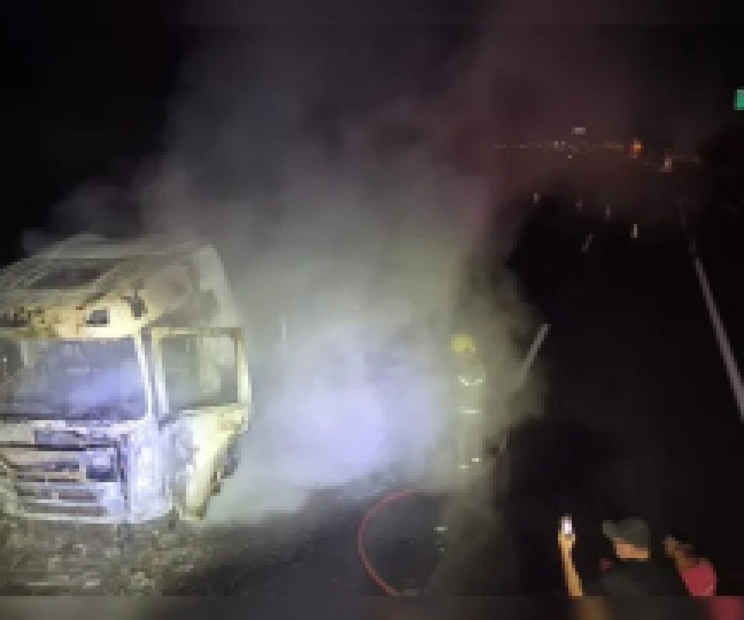 Caminhão pega fogo na PR-151 em Ponta Grossa