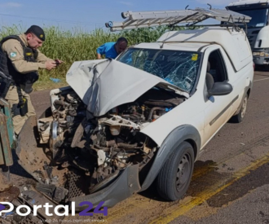 Caminhão perde controle e atinge picape no Contorno Sul de Maringá