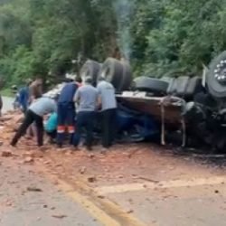 Caminhão perde os freios e tomba na PR-092; três ocupantes ficam presos às ferragens