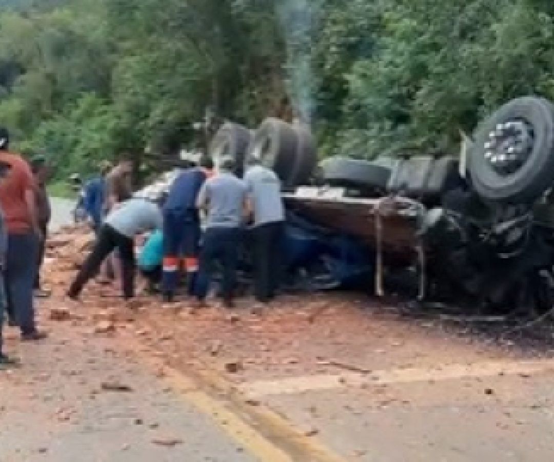 Caminhão perde os freios e tomba na PR-092; três ocupantes ficam presos às ferragens
