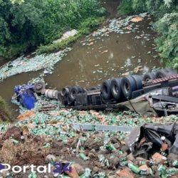 Caminhão sai da pista, cai em rio e motorista morre na BR-376 em Imbaú