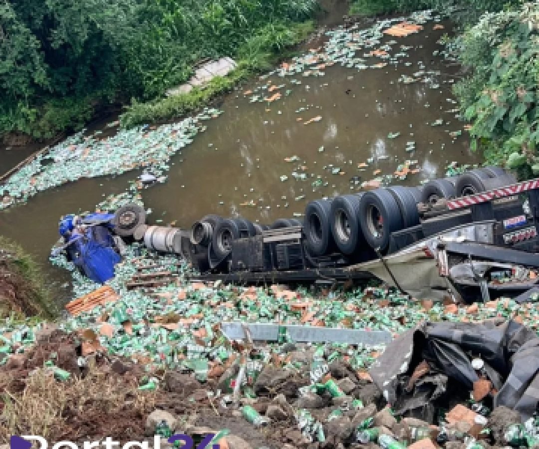Caminhão sai da pista, cai em rio e motorista morre na BR-376 em Imbaú