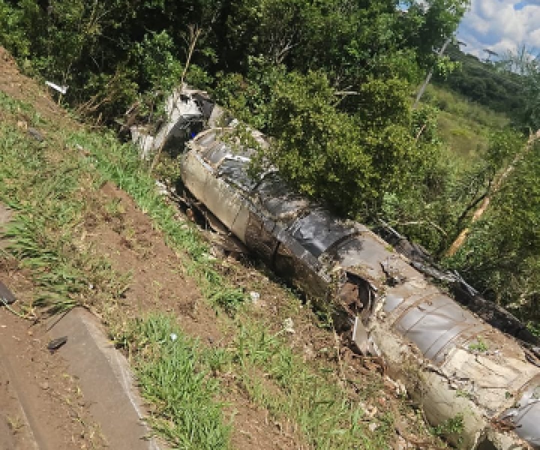 Caminhão se envolve em acidente grave no km 198 e motorista fica preso às ferragens