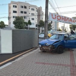 Caminhão tomba após ser atingido por Escort no centro