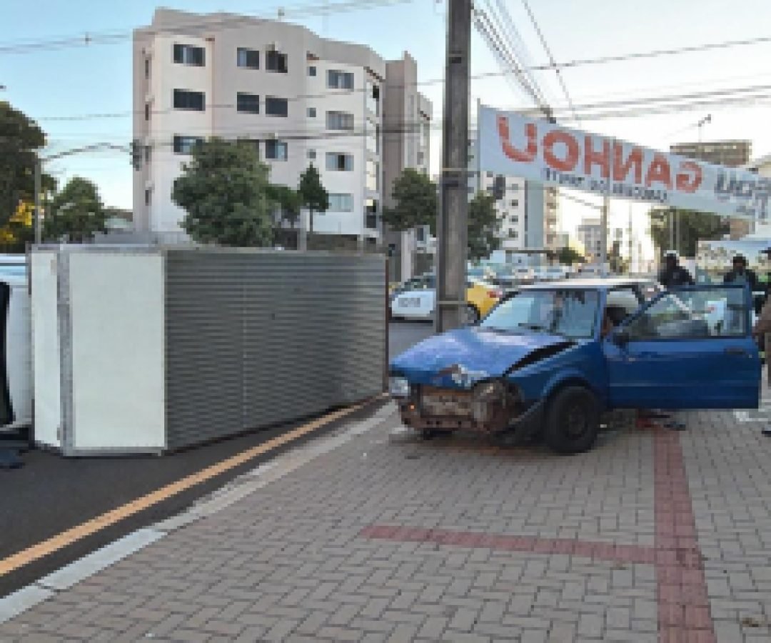 Caminhão tomba após ser atingido por Escort no centro