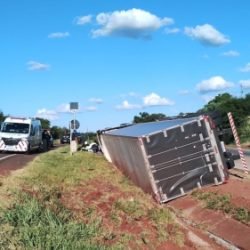 Caminhão tomba na BR-163 em Lindoeste
