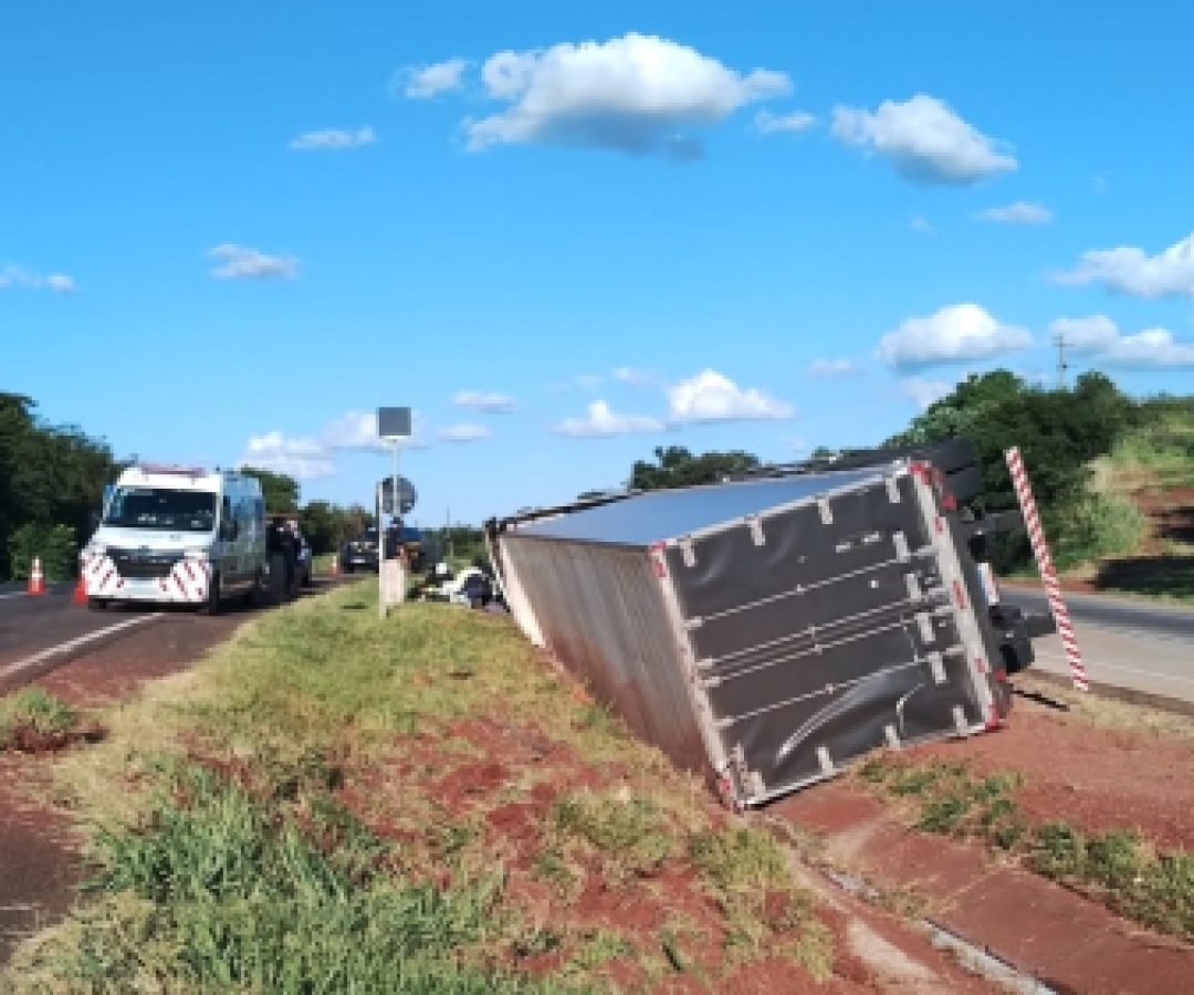 Caminhão tomba na BR-163 em Lindoeste
