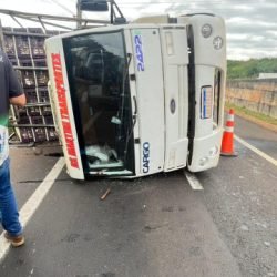Caminhão tomba na BR-163 no Trevo Capitão e mobiliza equipes de emergência