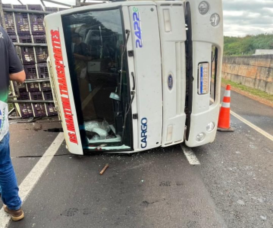 Caminhão tomba na BR-163 no Trevo Capitão e mobiliza equipes de emergência