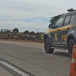 Caminhão tomba na BR-163 próximo à base da PRF neste domingo (15)