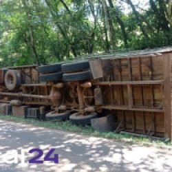 Caminhão tomba na BR-487 e mobiliza resgate com vítima presa às ferragens em Iretama