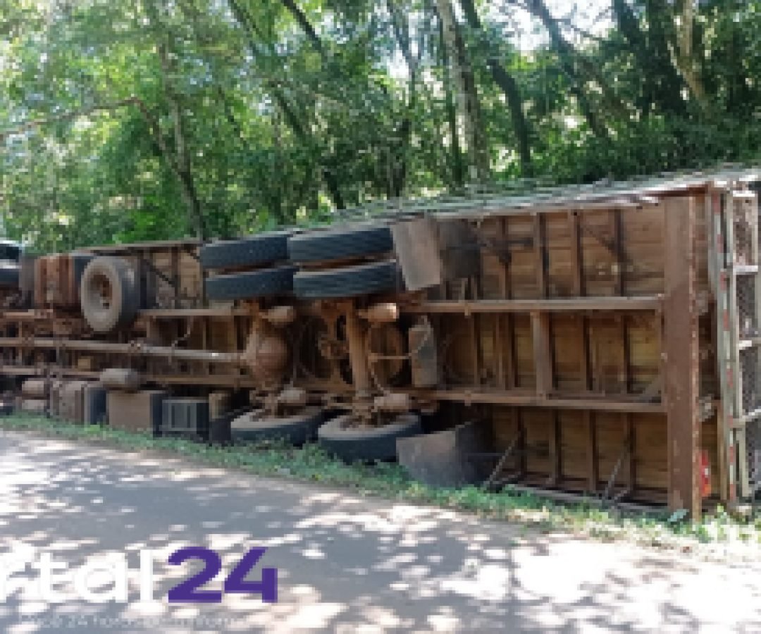 Caminhão tomba na BR-487 e mobiliza resgate com vítima presa às ferragens em Iretama