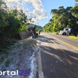 Caminhão tomba na PR-484 e motorista fica ferido em Boa Vista da Aparecida
