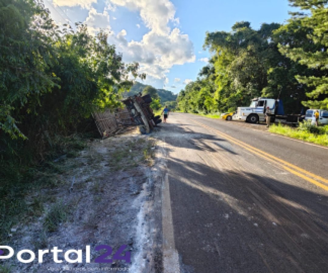 Caminhão tomba na PR-484 e motorista fica ferido em Boa Vista da Aparecida