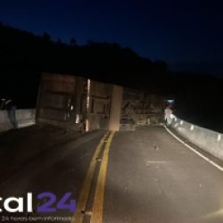 Caminhão tomba na PR-484 e motorista fica ferido em Três Barras do Paraná