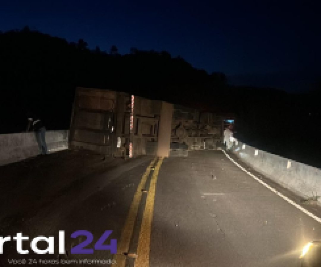 Caminhão tomba na PR-484 e motorista fica ferido em Três Barras do Paraná