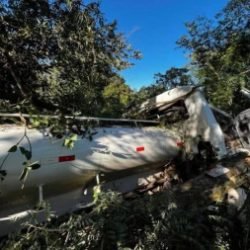 Caminhoneiro salta de veículo em movimento após saída de pista no Oeste de SC