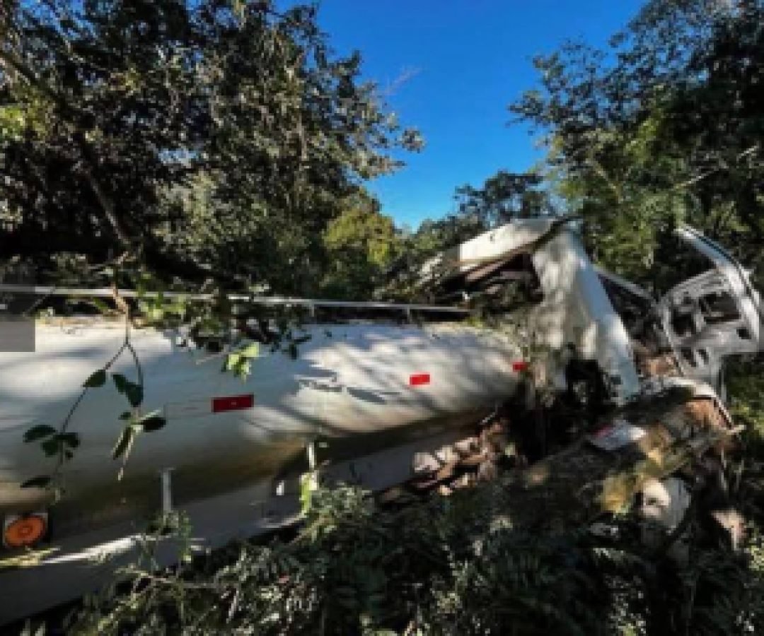 Caminhoneiro salta de veículo em movimento após saída de pista no Oeste de SC