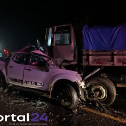 Caminhonete fica destruída após grave acidente com caminhão na BR-277, em Guaraniaçu