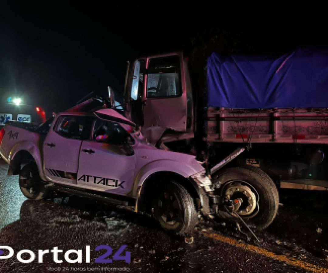 Caminhonete fica destruída após grave acidente com caminhão na BR-277, em Guaraniaçu