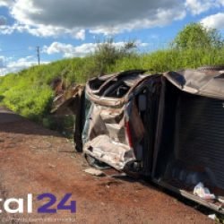 Camionete capota na BR-467 entre Toledo e Cascavel e deixa dois jovens feridos