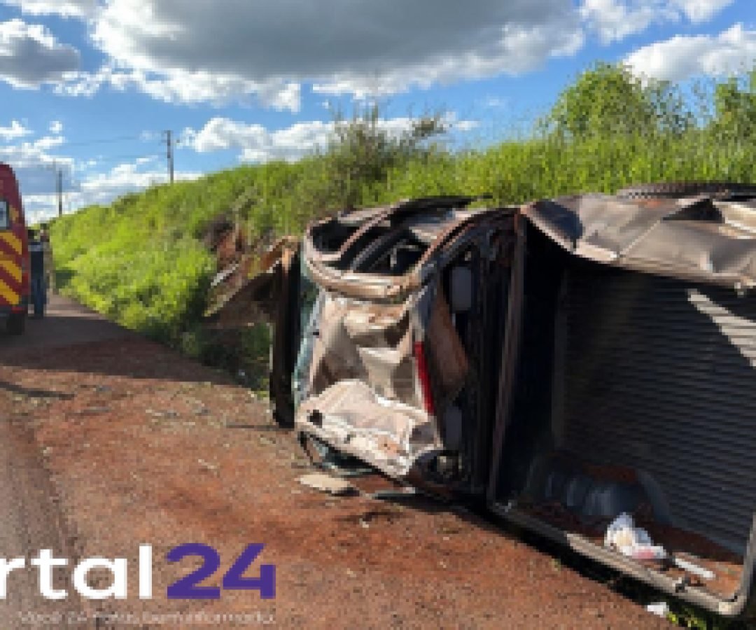 Camionete capota na BR-467 entre Toledo e Cascavel e deixa dois jovens feridos