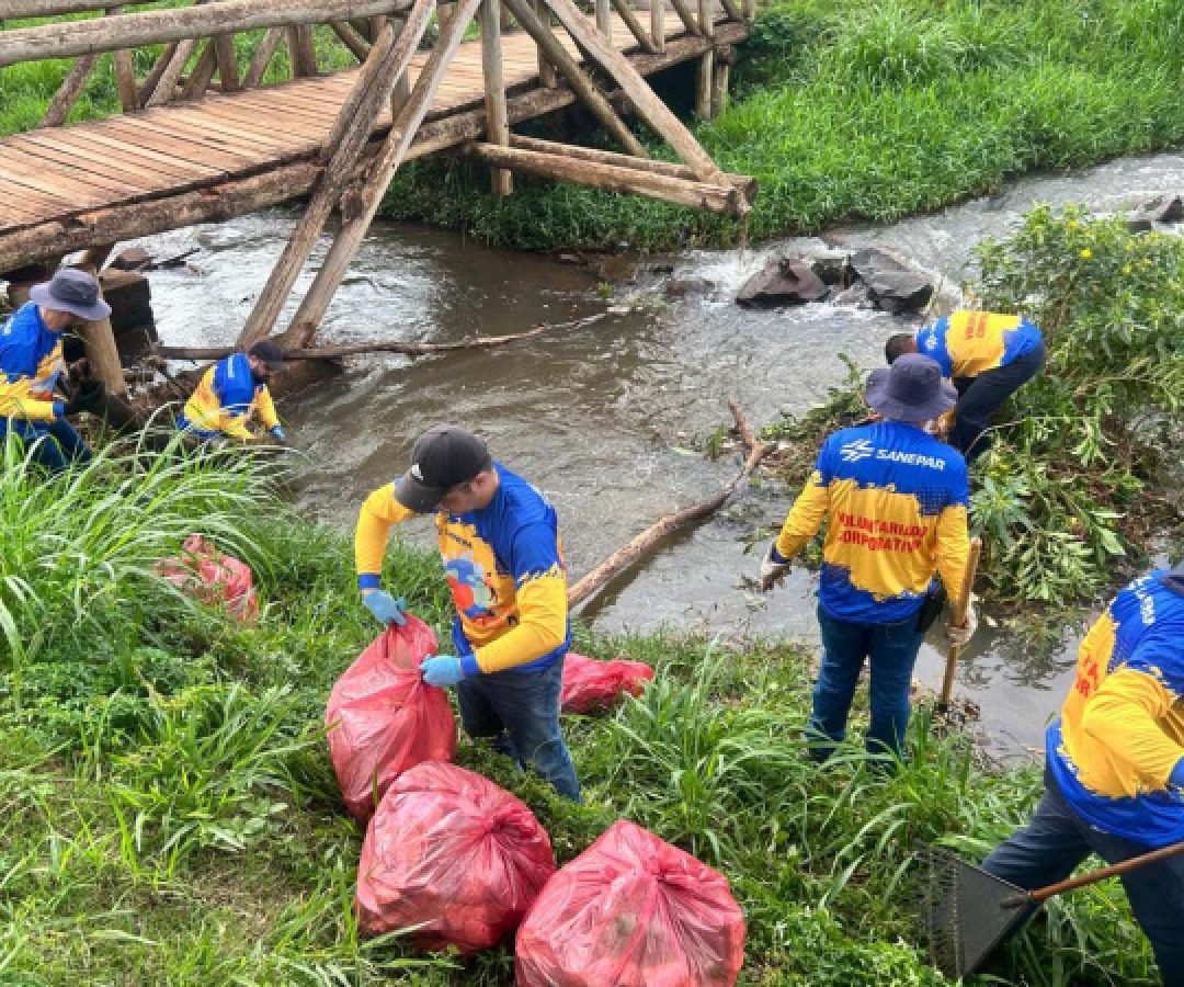 Sanepar mobiliza 350 voluntários em mutirão de limpeza de rios no Paraná