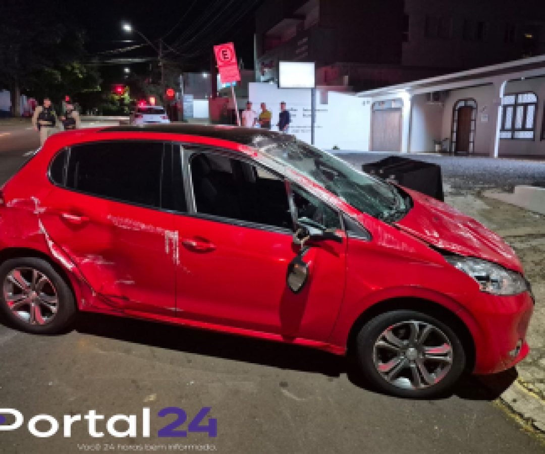 Mulher fica ferida após capotamento no centro de Cascavel