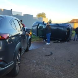 Captur capota após colisão com Fastback no Pioneiros Catarineses